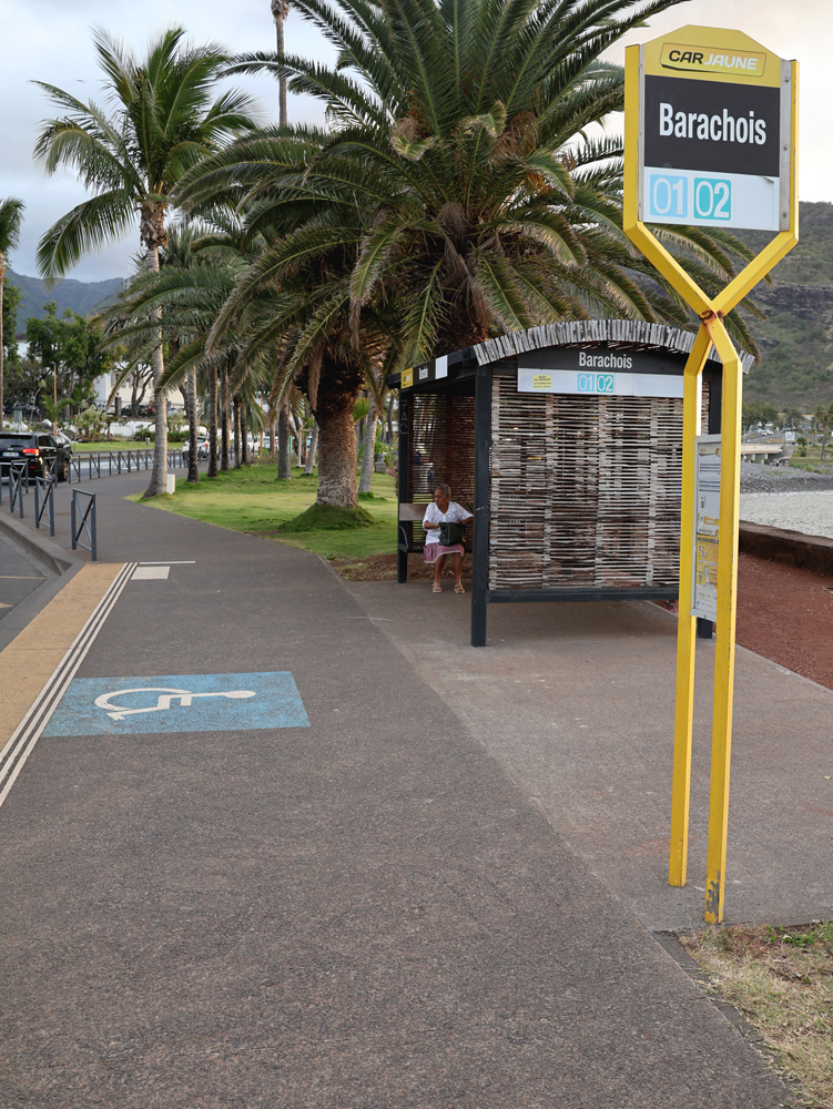Abribus et poteau signalétique à un arrêt Car Jaune