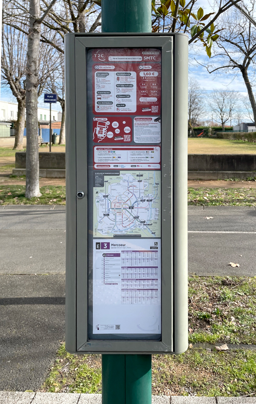 Poteau présentant les fiches horaires du réseau de transport en commun T2C