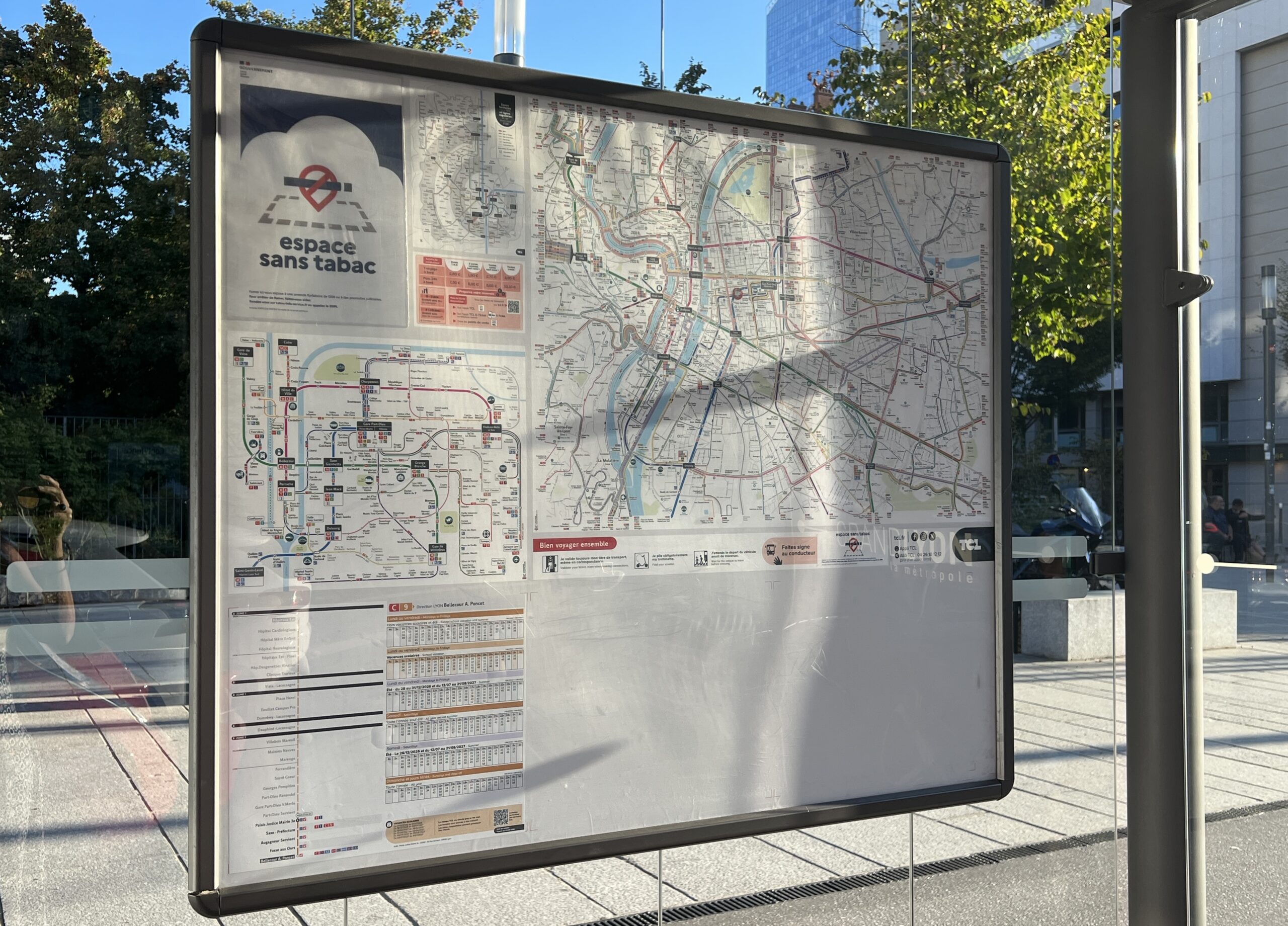 kit-information-voyageur-abris-bus-tcl