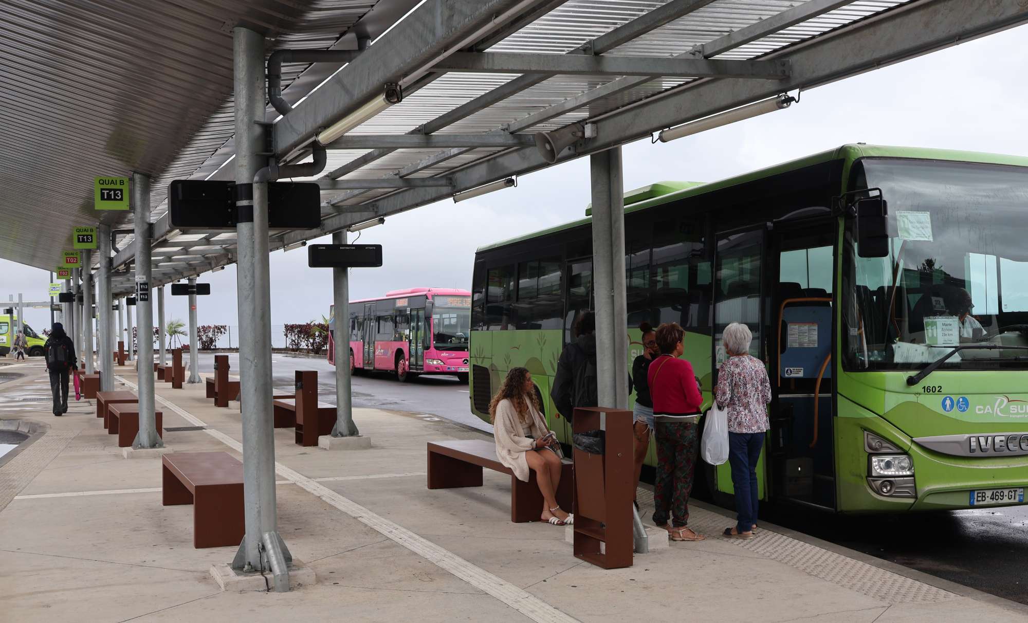 Bus Alternéo et CarSud en gare routière du Tampon